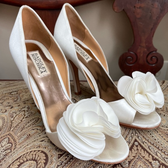 Badgley Mischka Shoes - BADGLEY MISCHKA White Satin Floral Detail Peep Toe Pumps Size 8